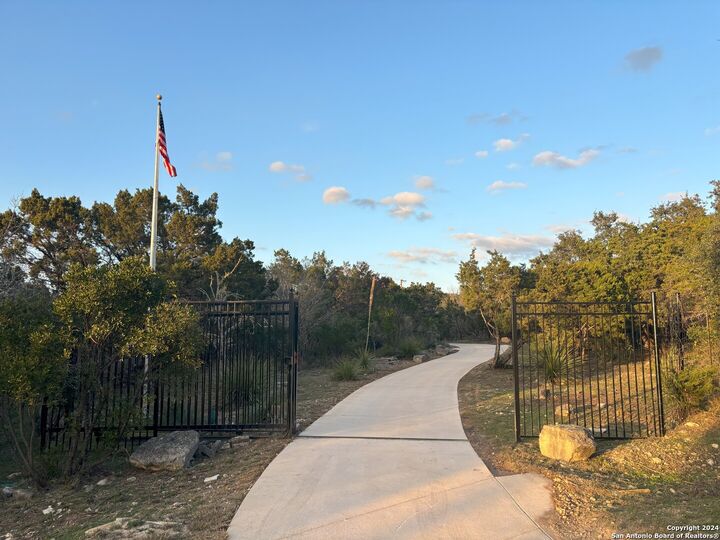 Property Photo: 739 W Oak Estates Dr TX 78260