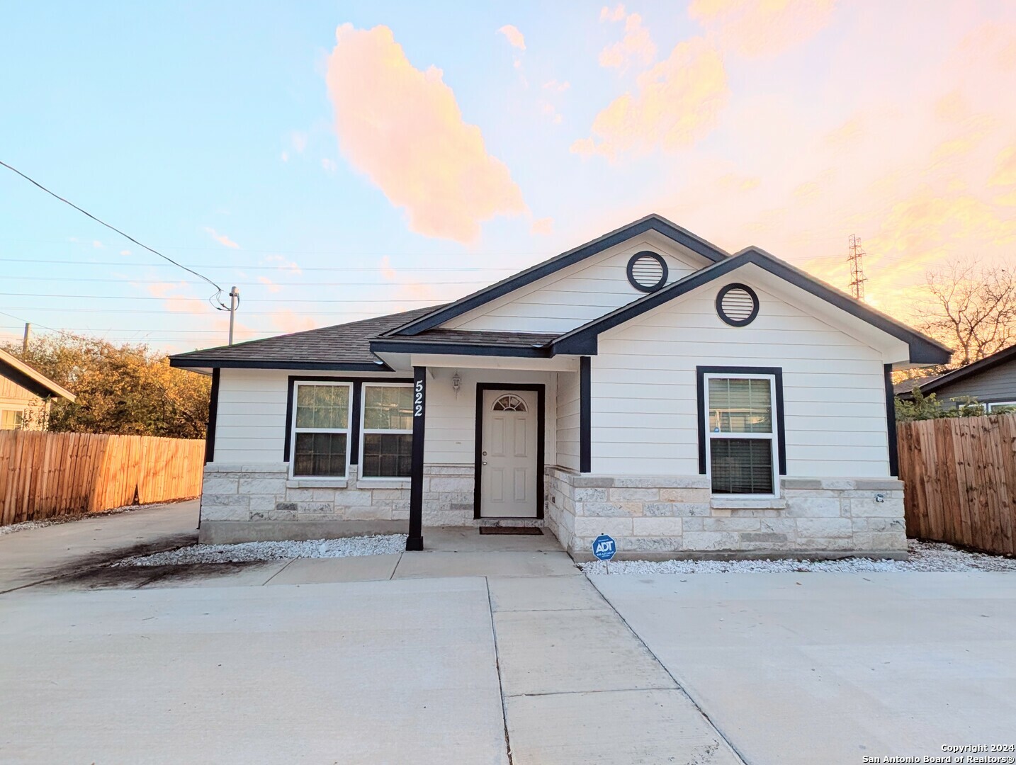 Property Photo:  522 Rotary  TX 78202 