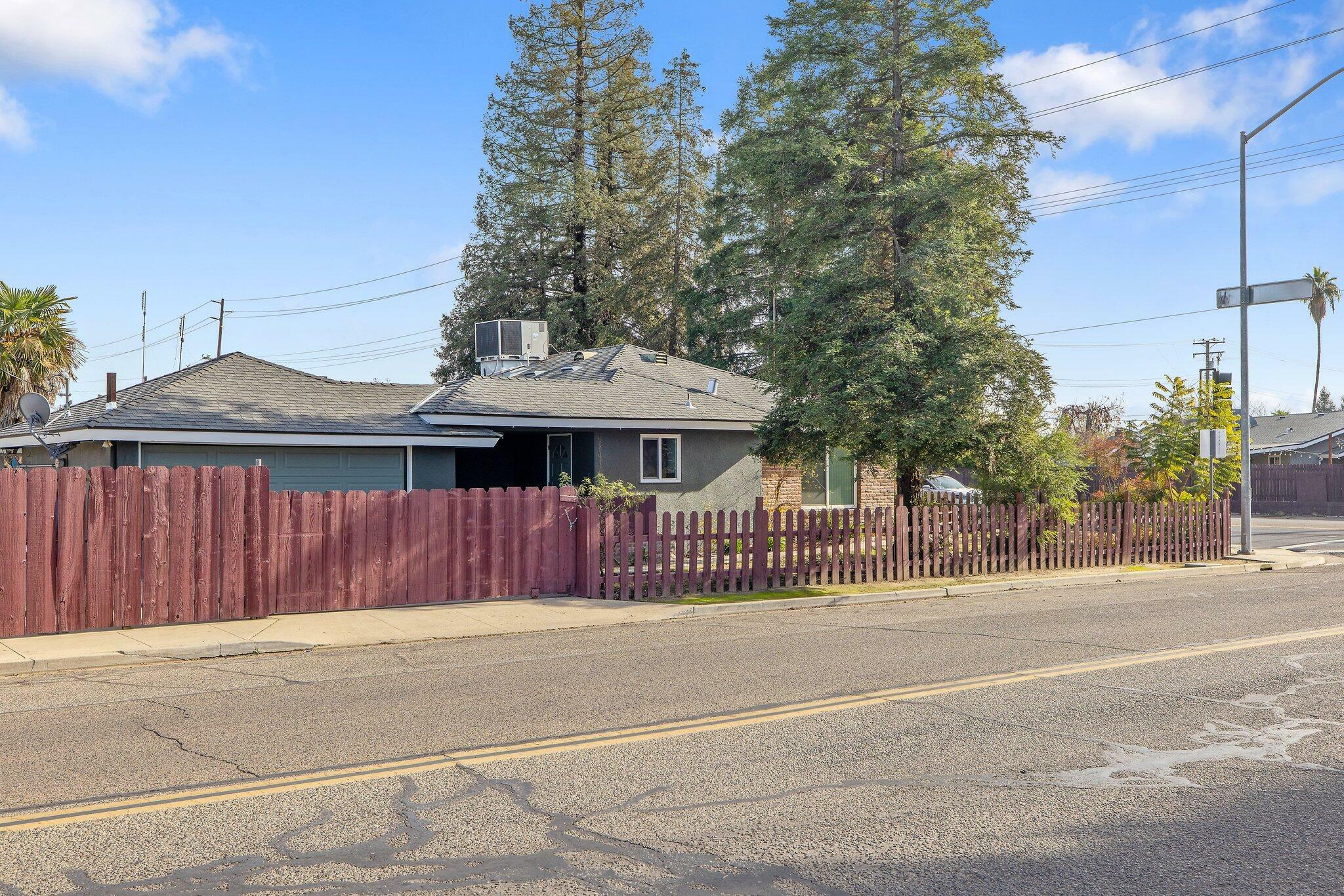 Property Photo:  2518 W Walnut Avenue  CA 93277 