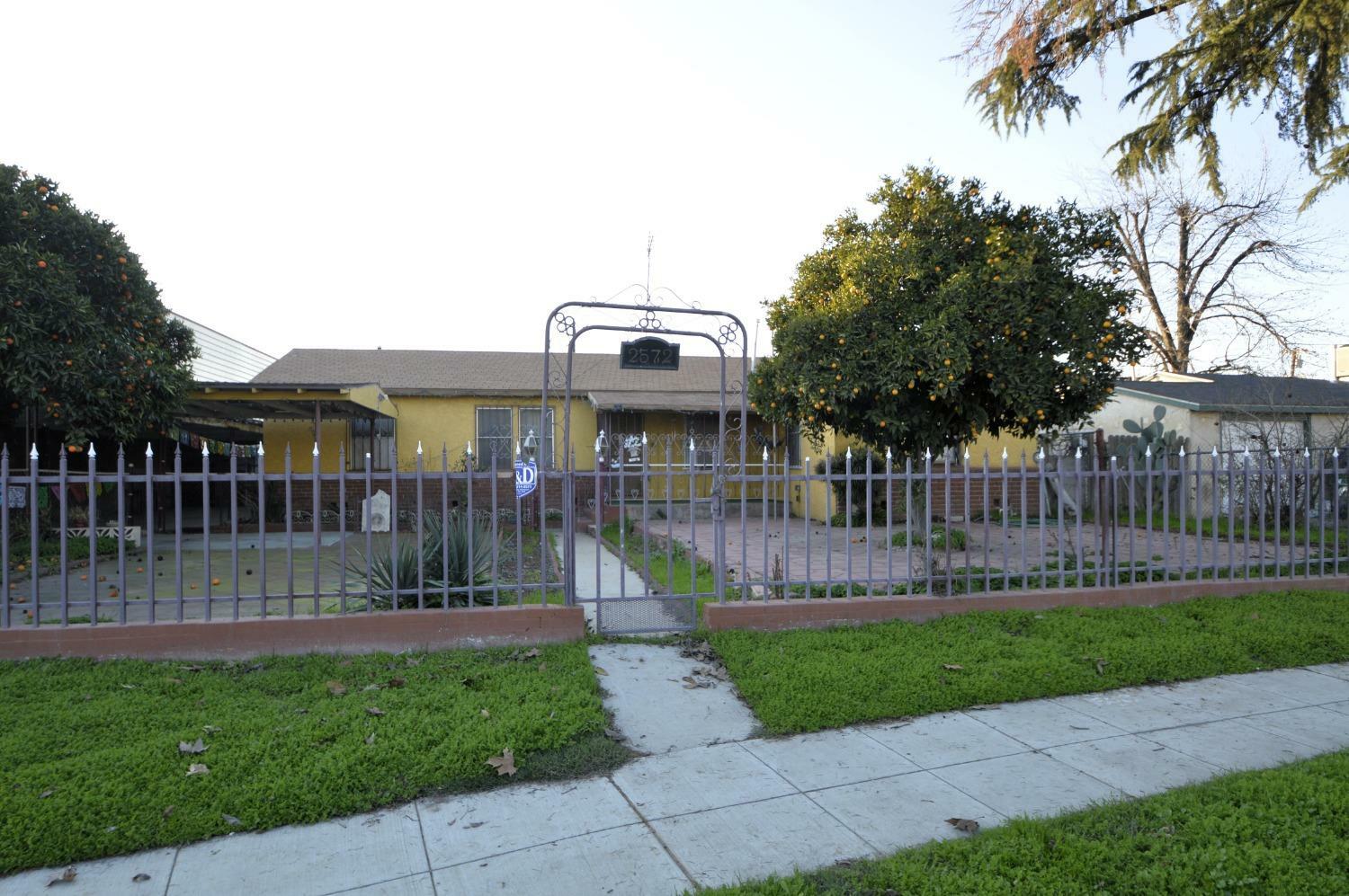 Property Photo:  2572 Barton Square W  CA 93725 