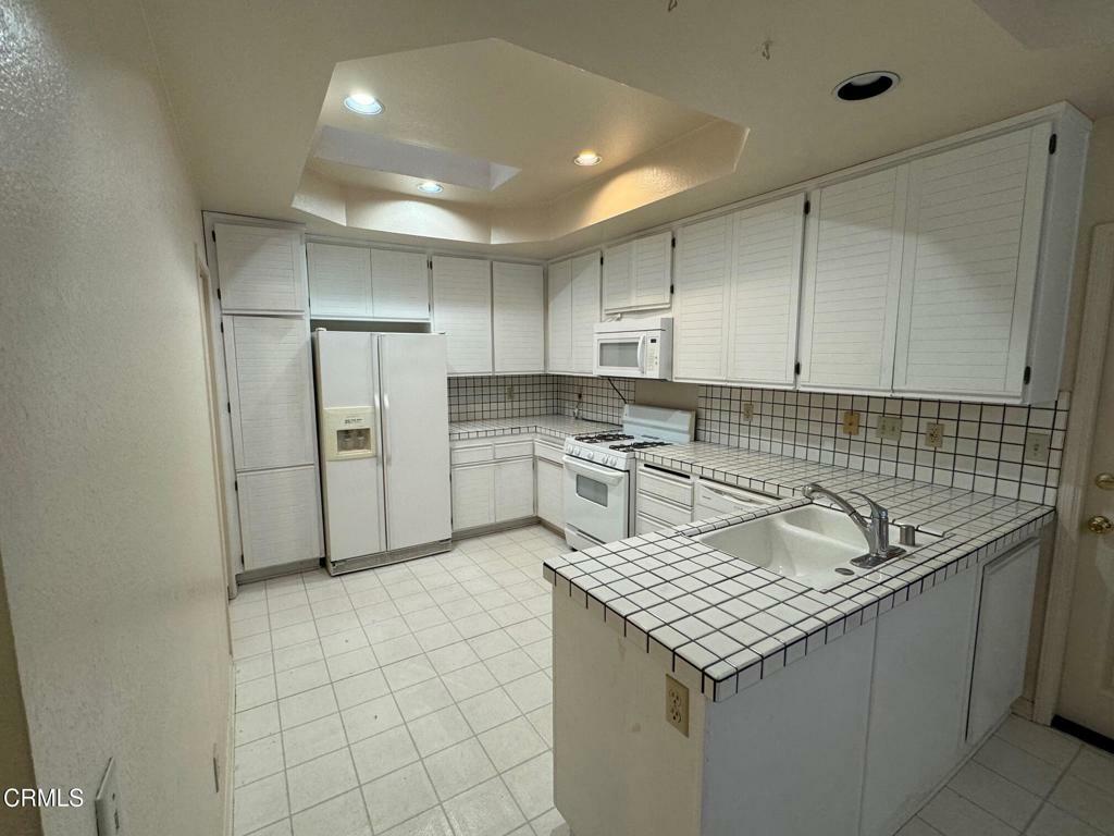 Property Photo:  2117 Bermuda Dunes Place  CA 93036 