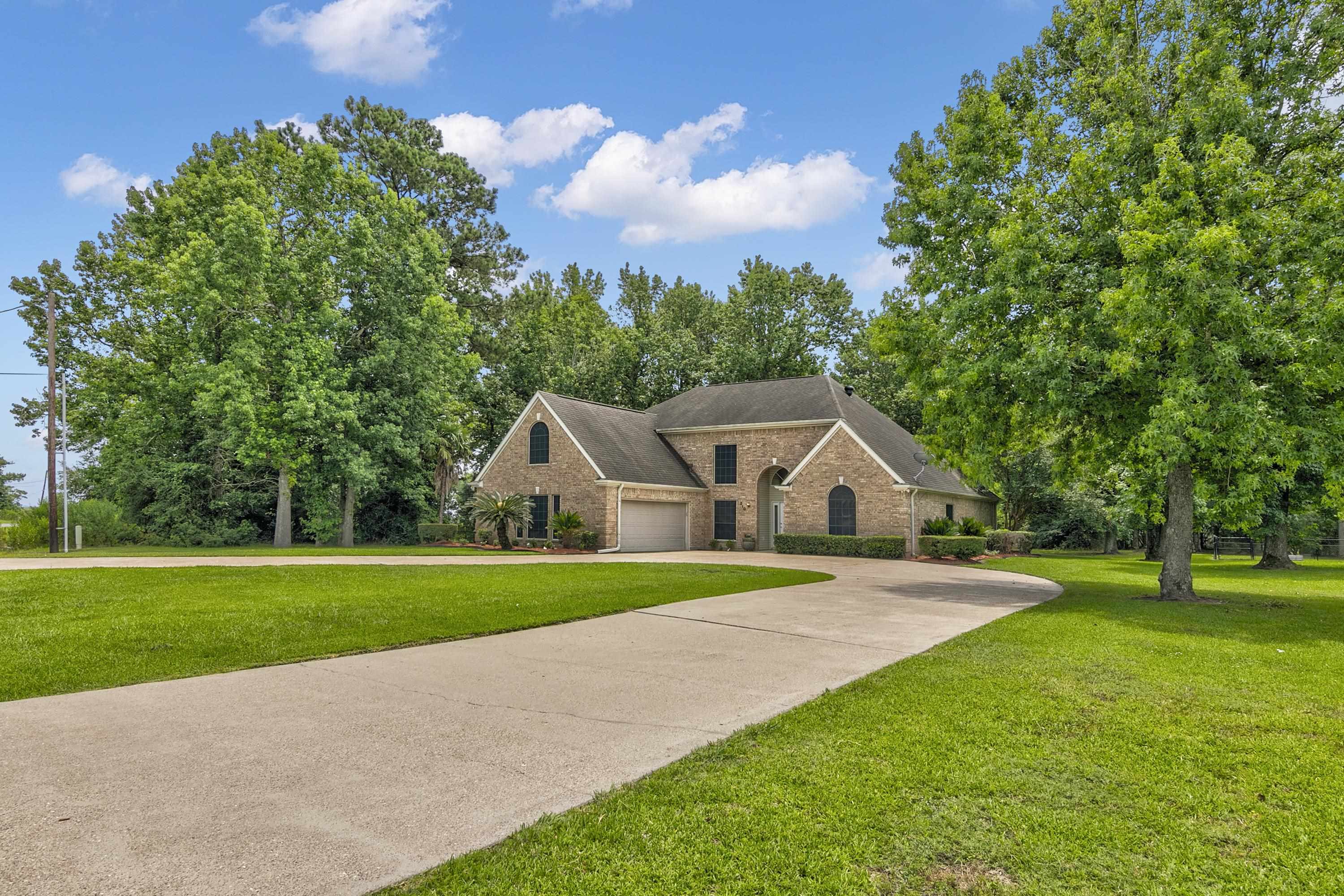 Property Photo: 210 Loch Lomond TX 77611