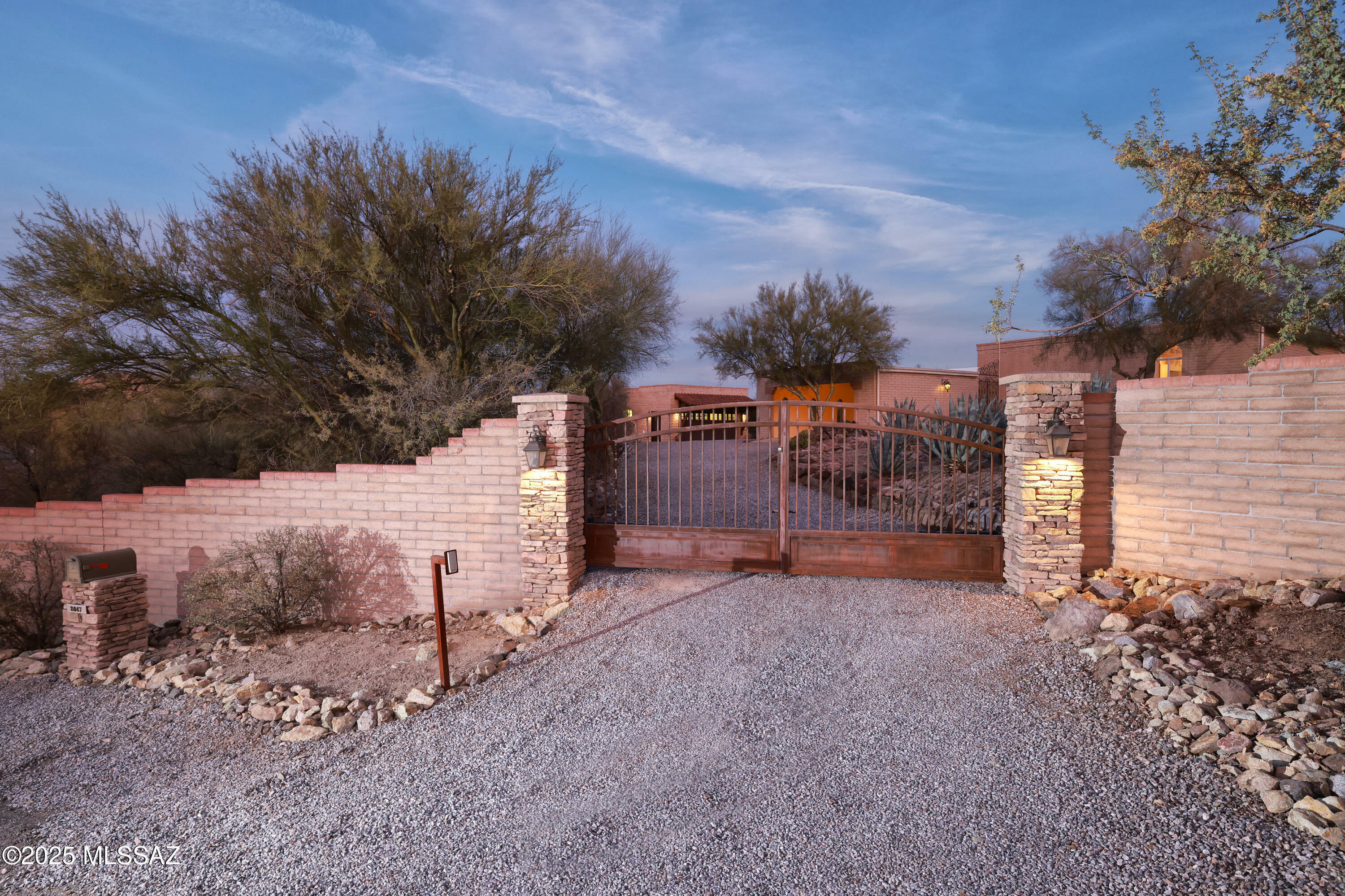 Property Photo:  2647 W Arthur Place  AZ 85713 