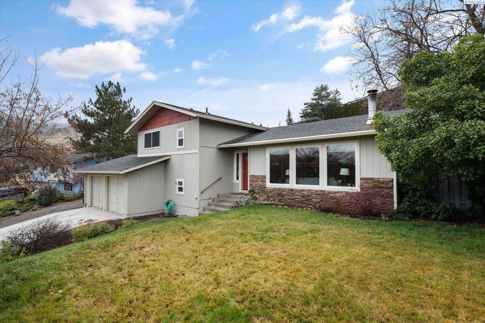 Property Photo:  819 Roza Vista Drive  WA 99350 