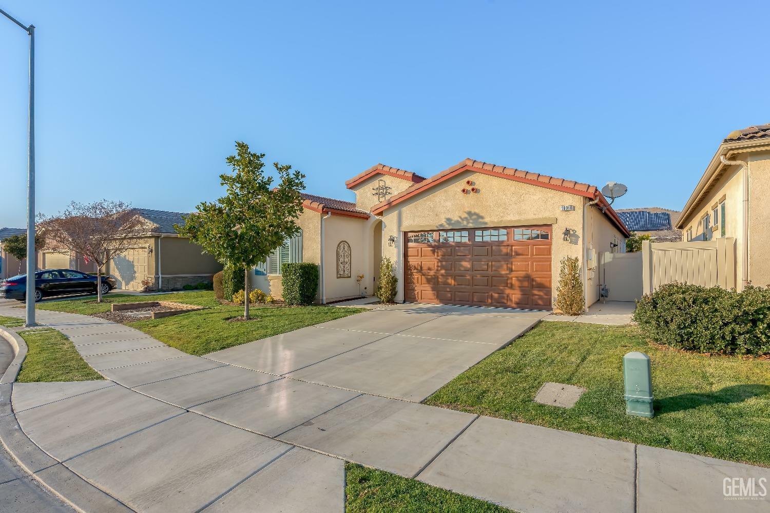 Property Photo:  10010 Besancon Way  CA 93306 