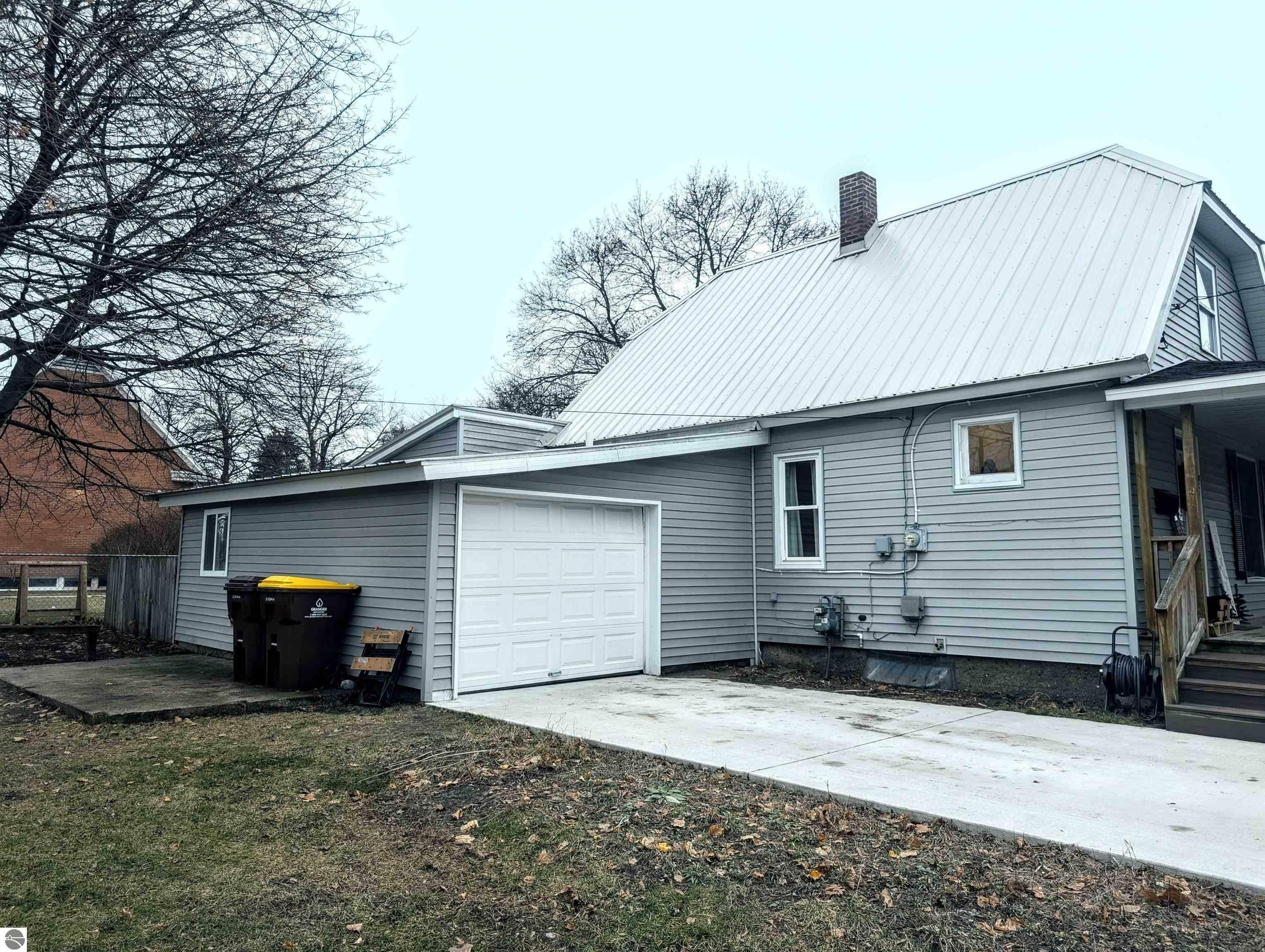 Property Photo:  700 E Locust  MI 48858 