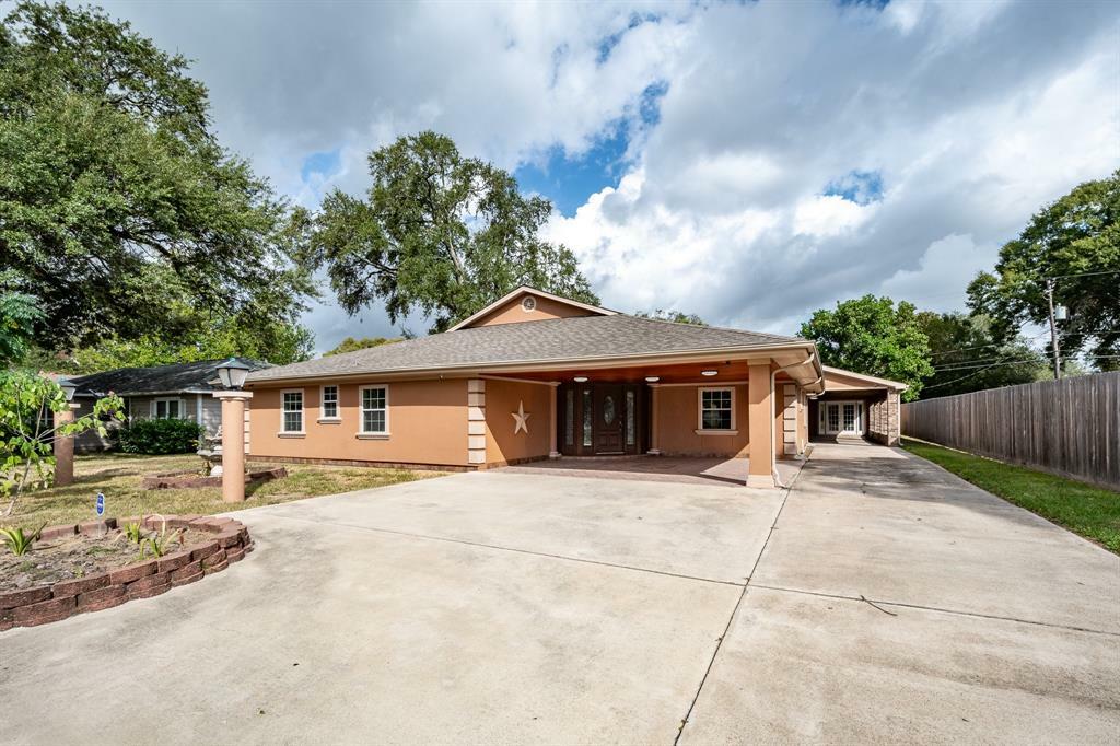 Property Photo:  204 Forrest Street  TX 77520 