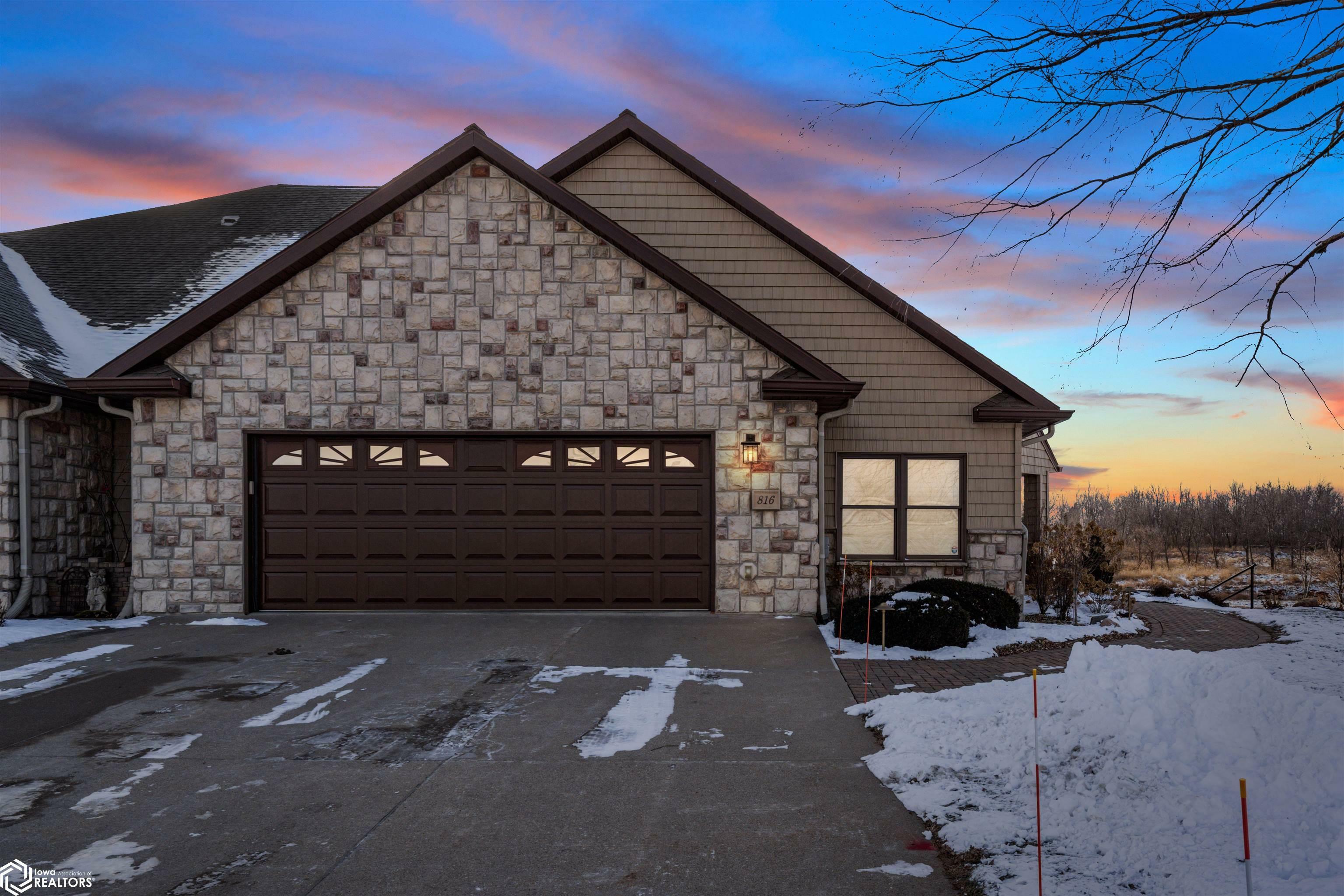 Property Photo:  816 W Merle Hibbs Boulevard  IA 50158 