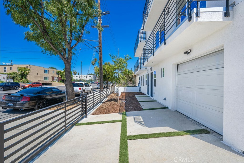 Property Photo:  6830 Hazeltine Avenue  CA 91405 