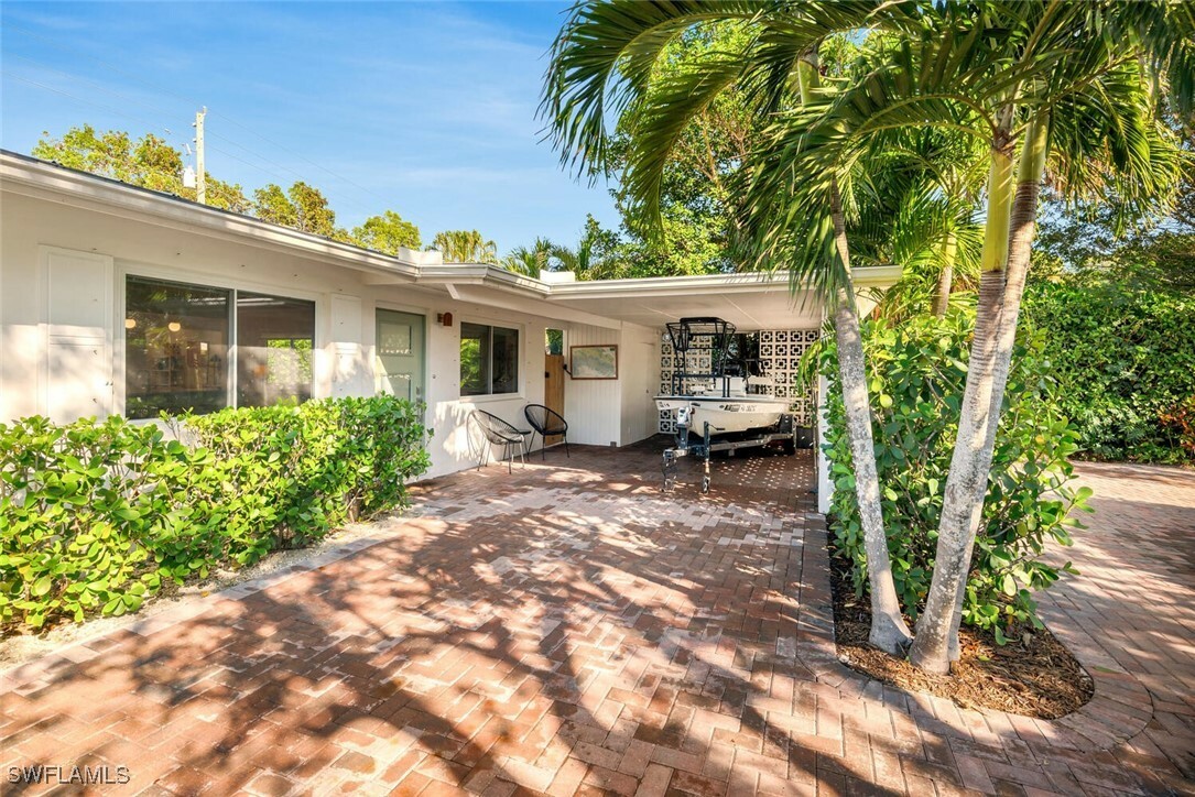 Property Photo: 1201 Milano Drive FL 34103