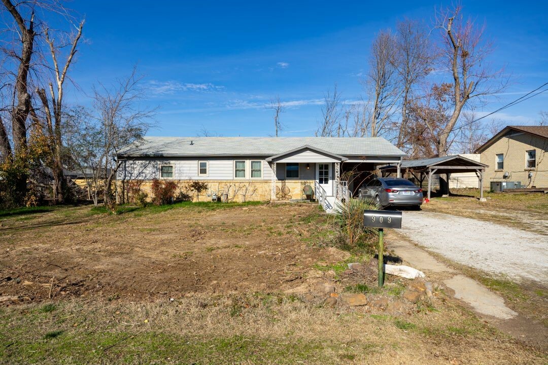 Property Photo:  909 W Maple Street  AR 72756 