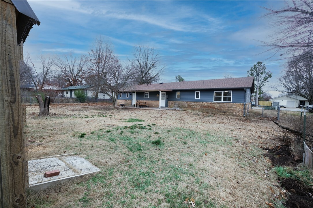 Property Photo:  905 E Longview Drive  AR 72756 