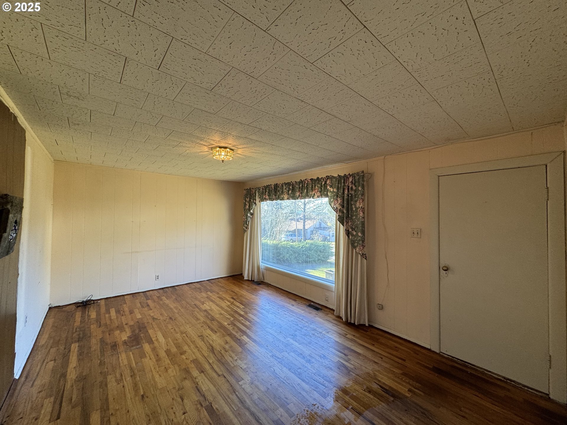 Property Photo:  609 NE Hill St  OR 97378 