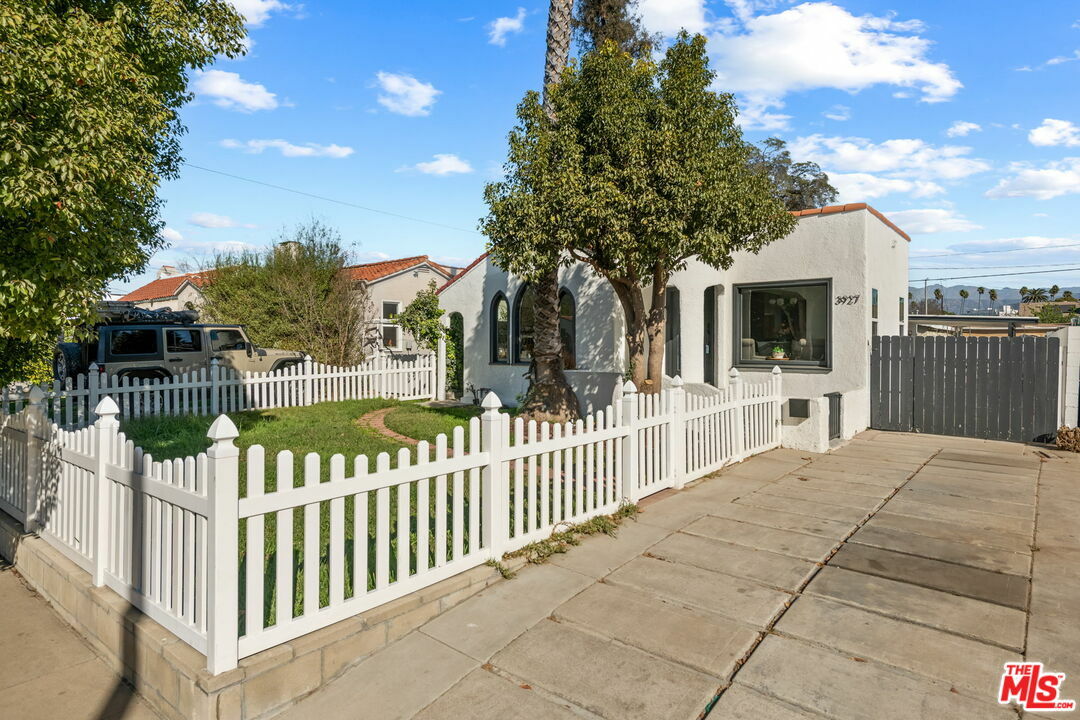 Property Photo:  3927   Edenhurst Ave  CA 90039 