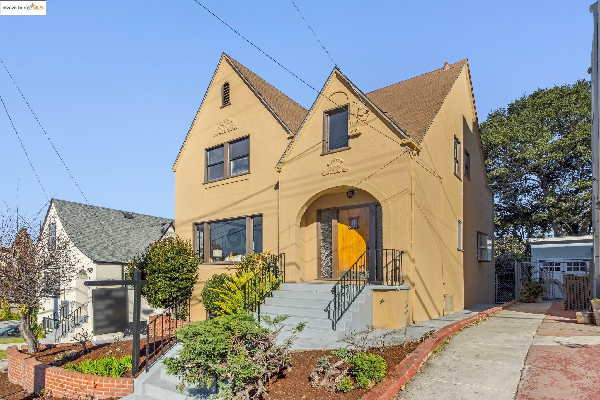 Property Photo:  722 Cleveland Street  CA 94606 