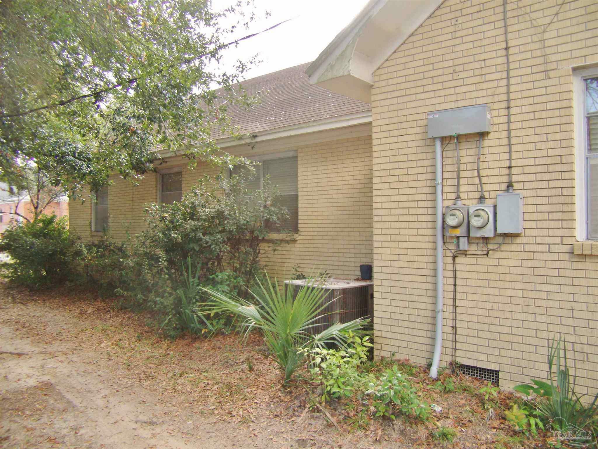 Property Photo:  600 N T St  FL 32505 