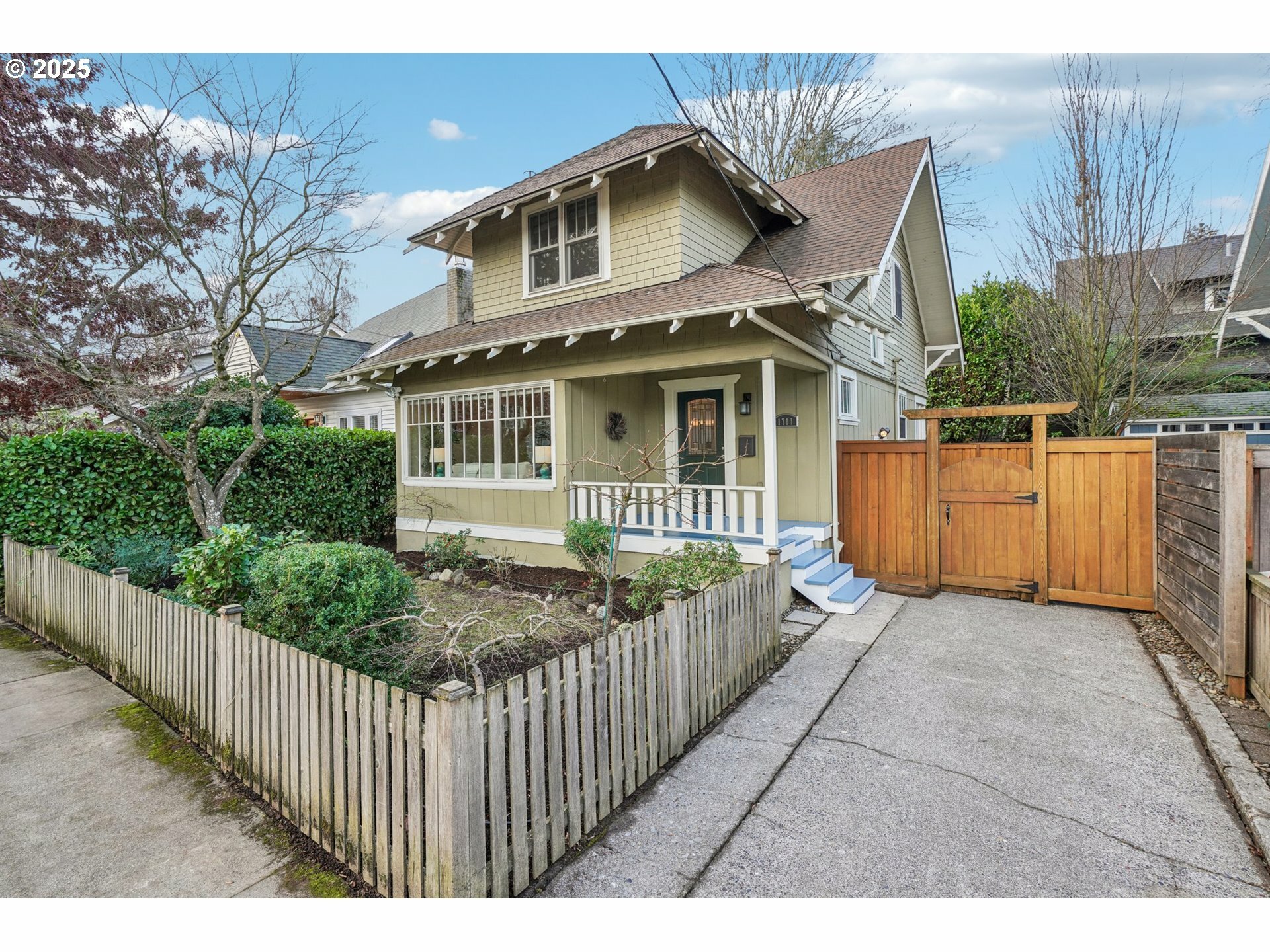 Property Photo:  1711 SE 38th Ave  OR 97214 