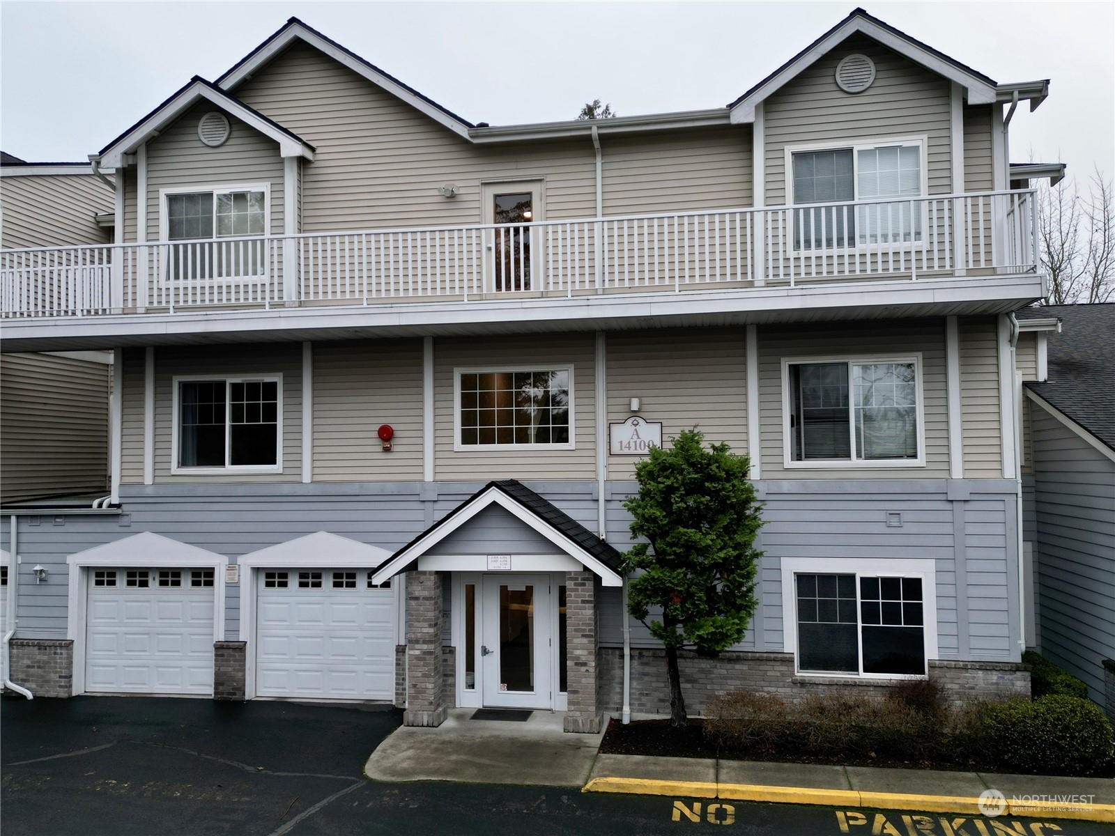 Property Photo:  14100 SE 171st Way A203  WA 98058 