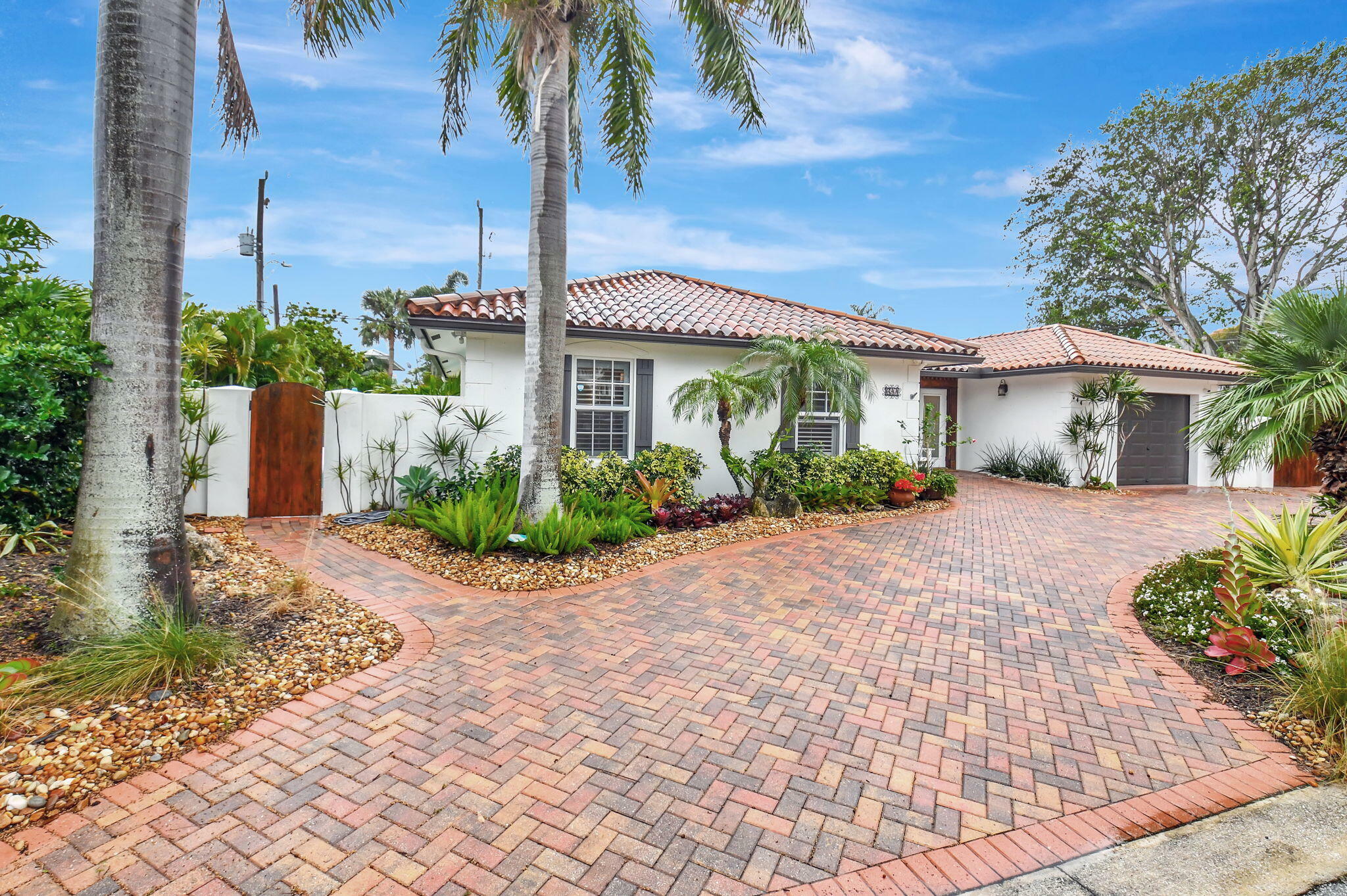 Property Photo:  644 South Road  FL 33435 