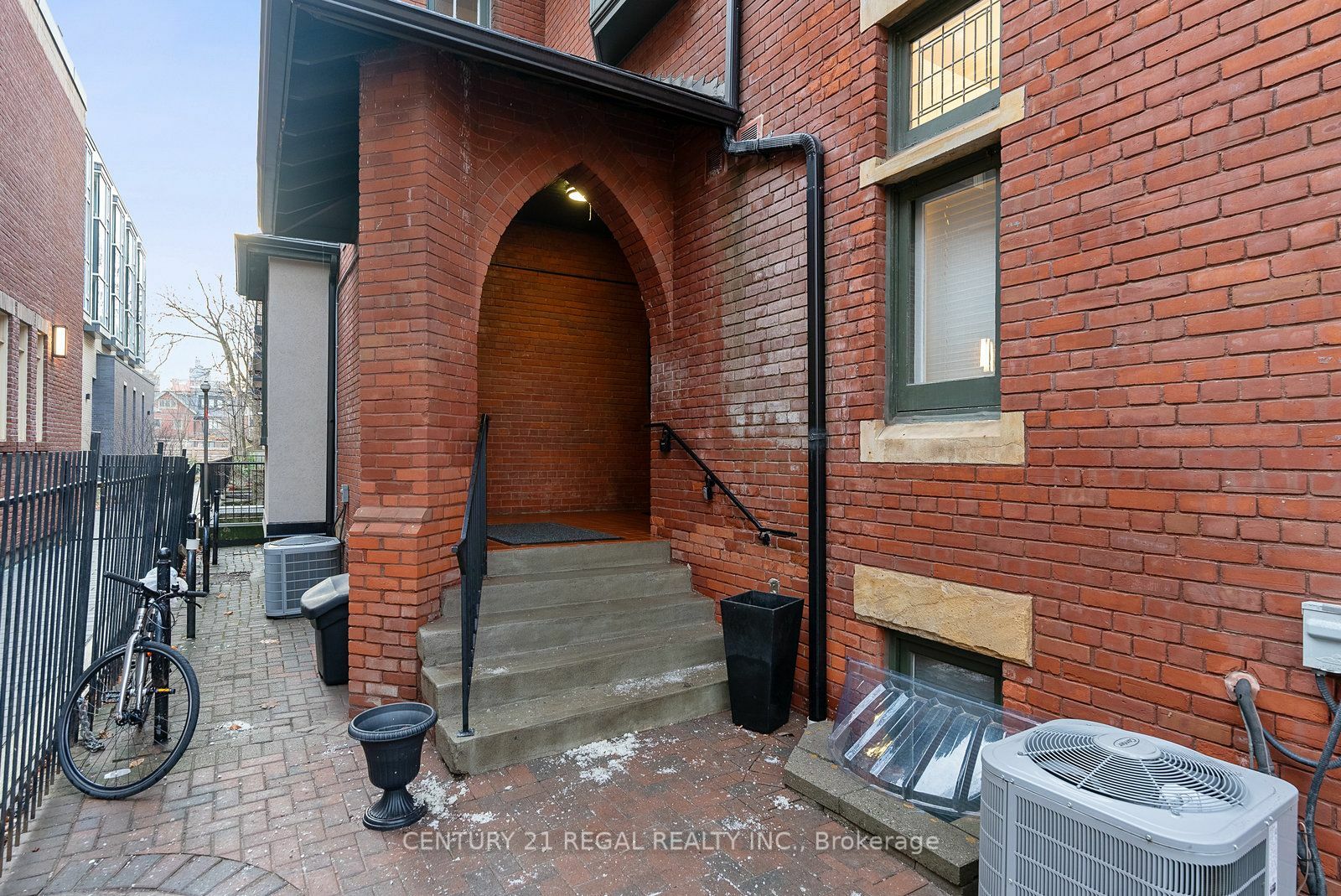 Property Photo:  228 St George St E 3  ON M5R 2N5 