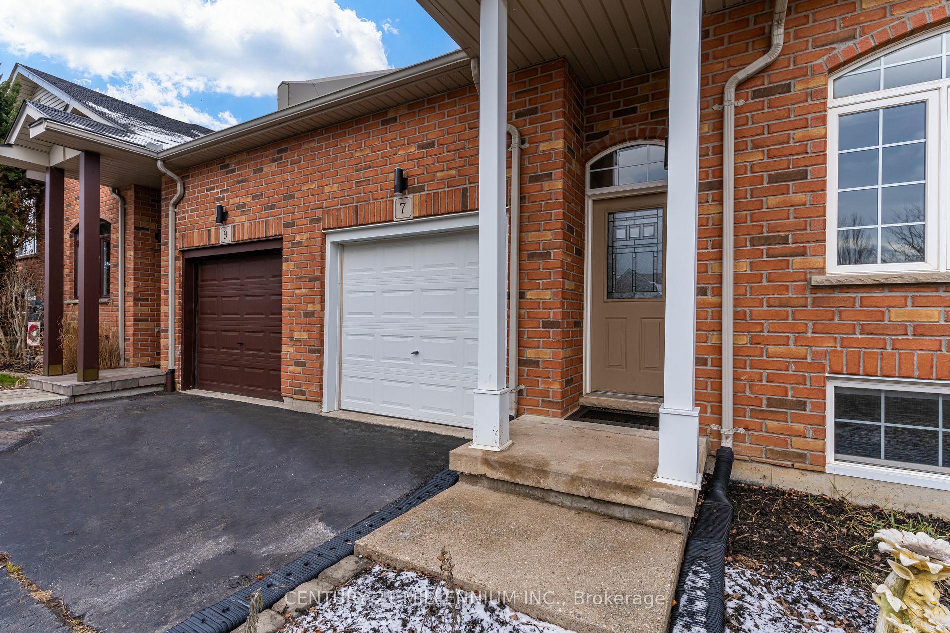 Property Photo:  7 Millcroft Dr  ON N3Y 5M9 