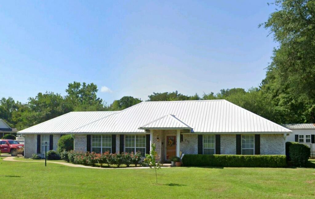 Property Photo:  212 White Oak Avenue  FL 32536 