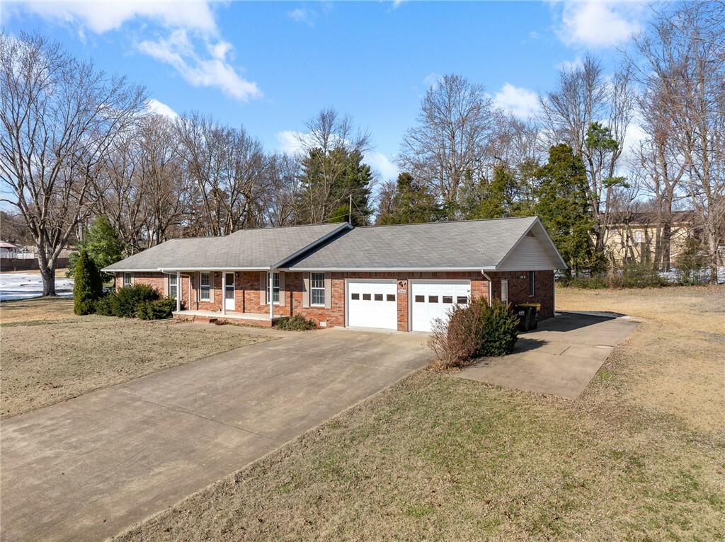 Property Photo:  1511 Brentwood Drive  AR 72601 