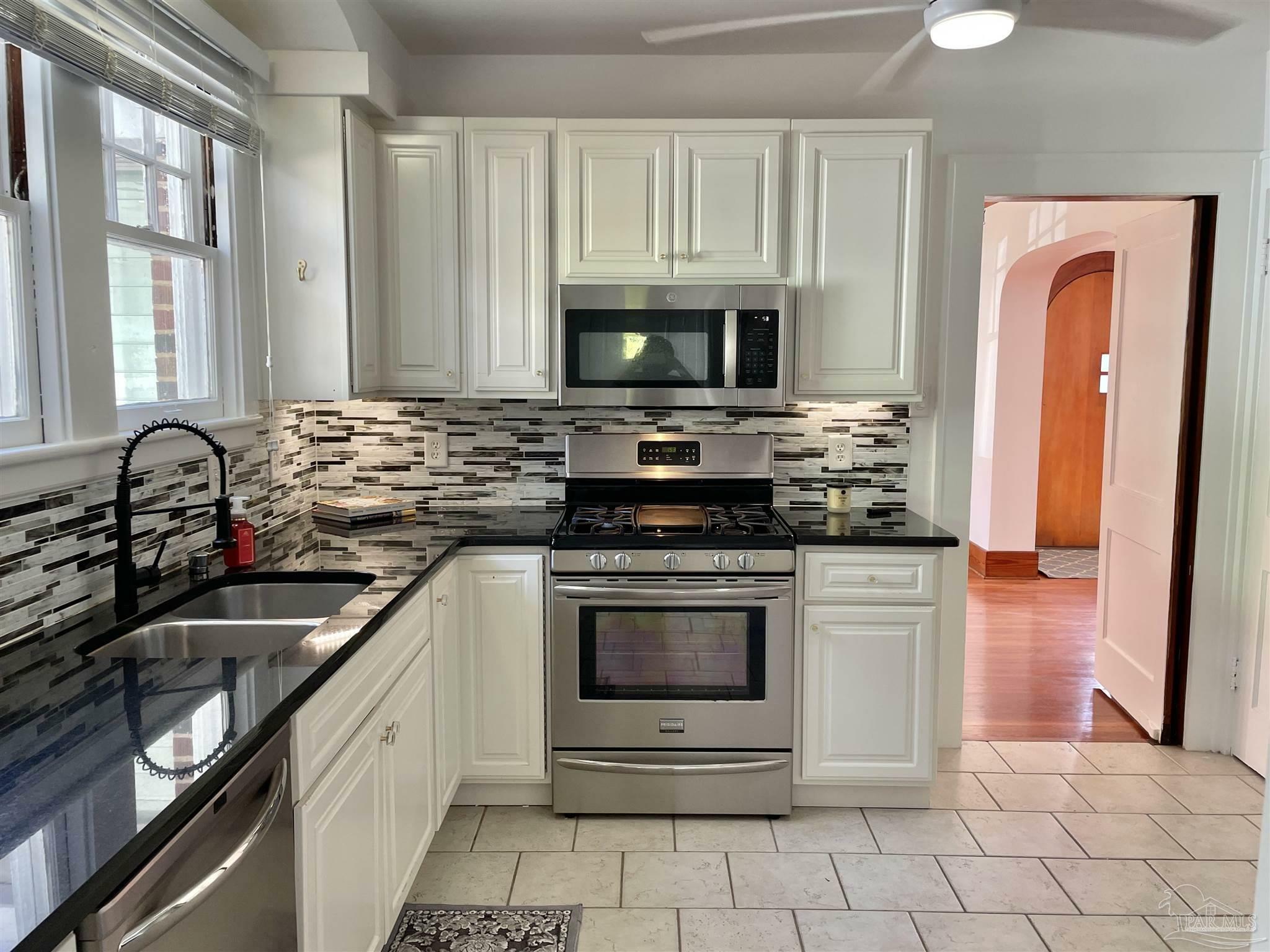 Property Photo:  1606 E Lakeview Ave  FL 32503 