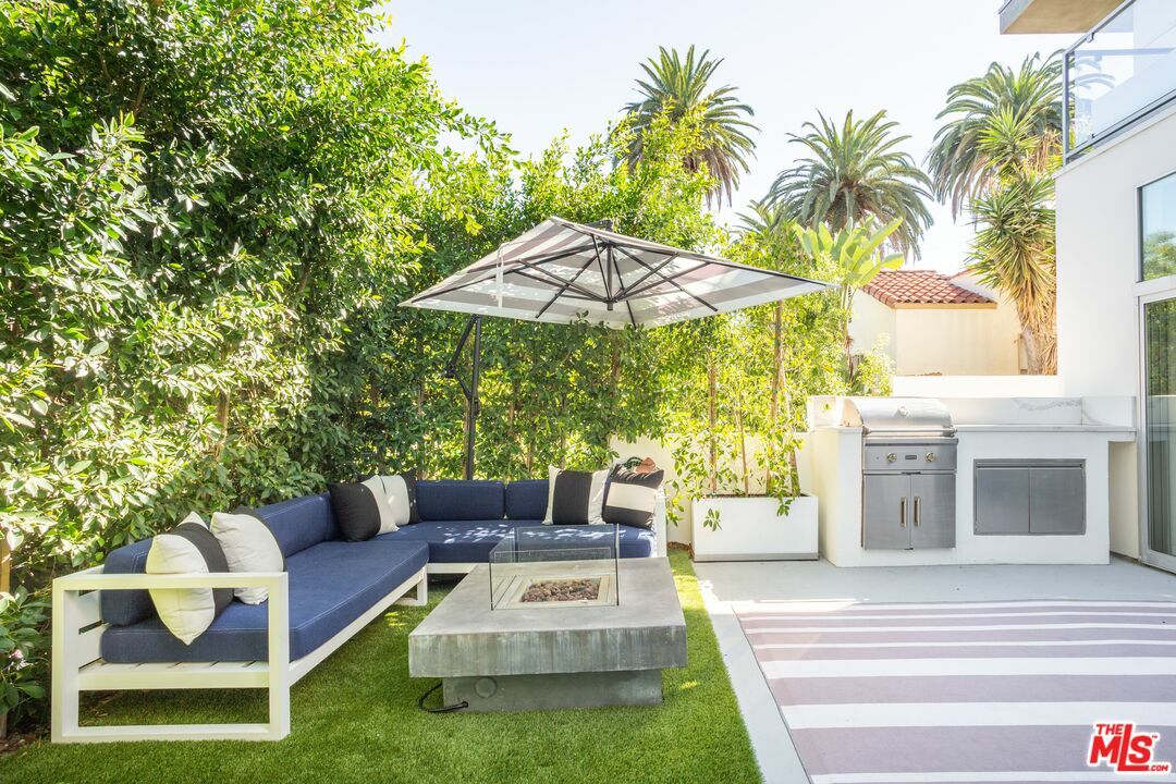 Property Photo: 507 N Orlando Ave CA 90048