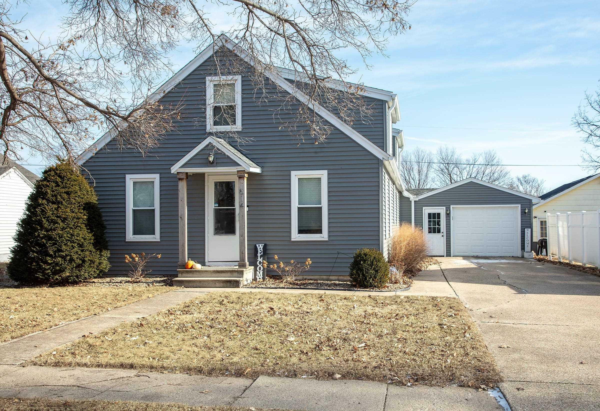 Property Photo:  614 Maple Street  IA 50602 