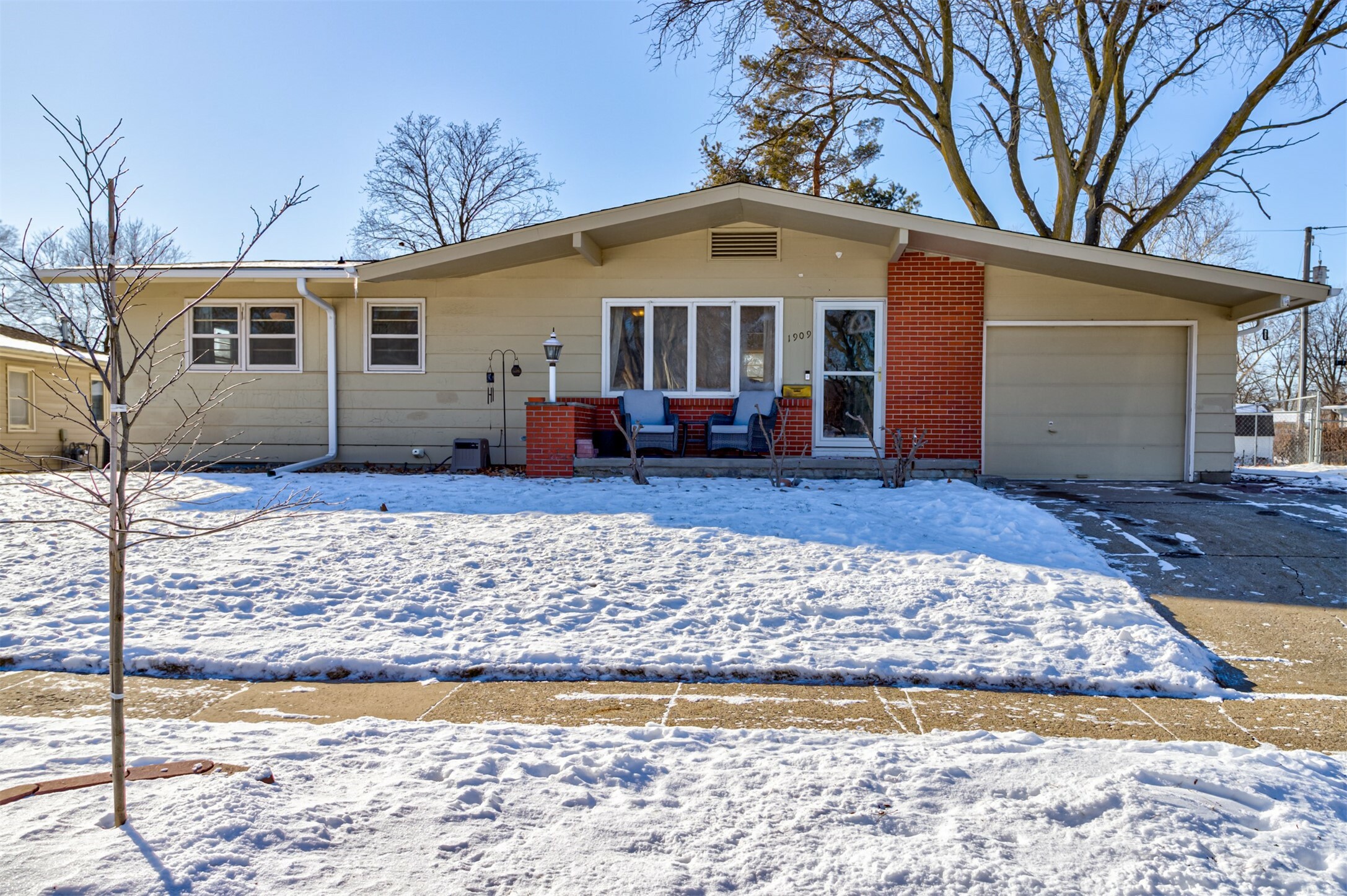 Property Photo:  1909 Roosevelt Avenue  IA 50010 