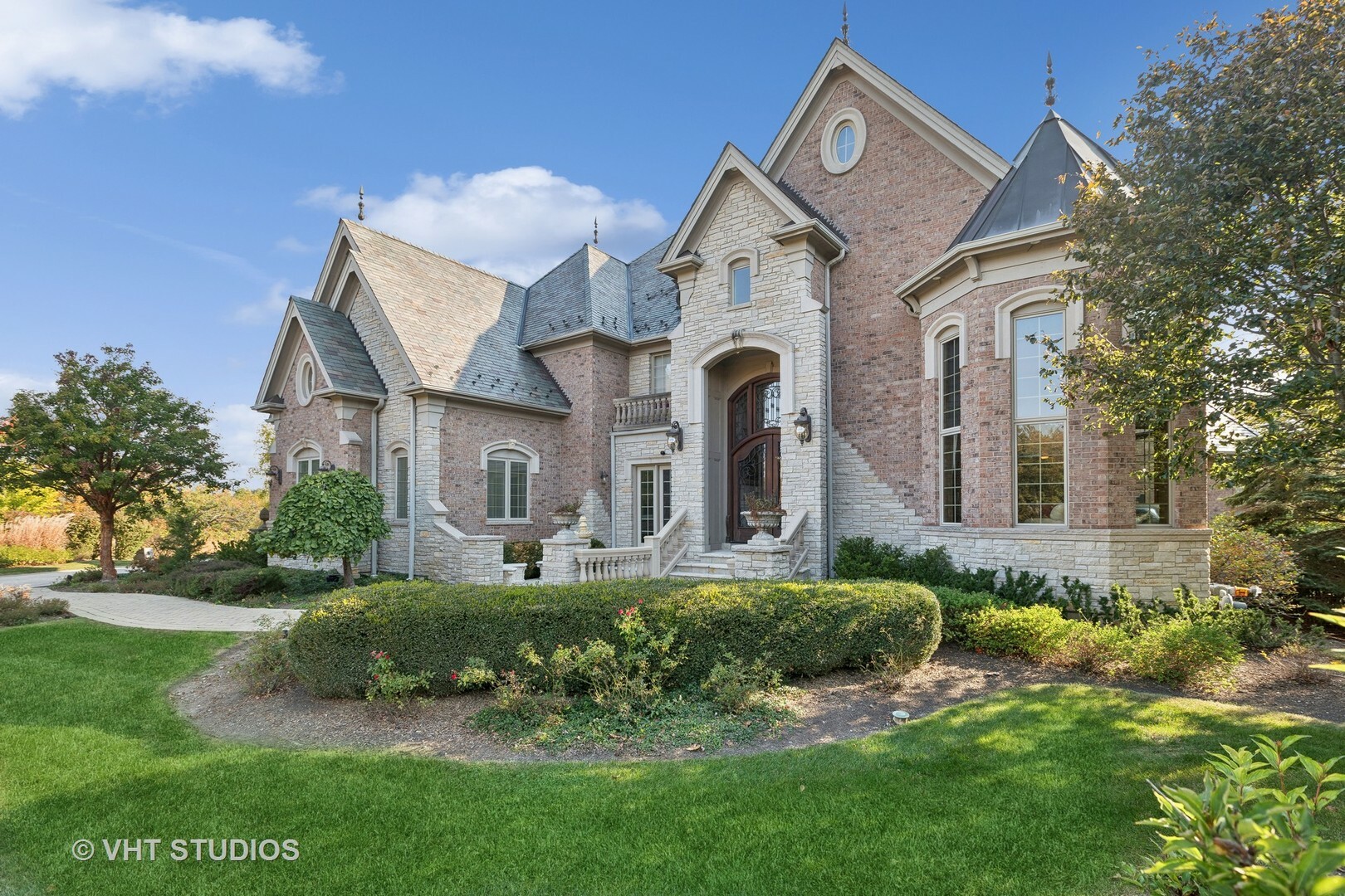 Property Photo: 1051 Oakmont Court IL 60098