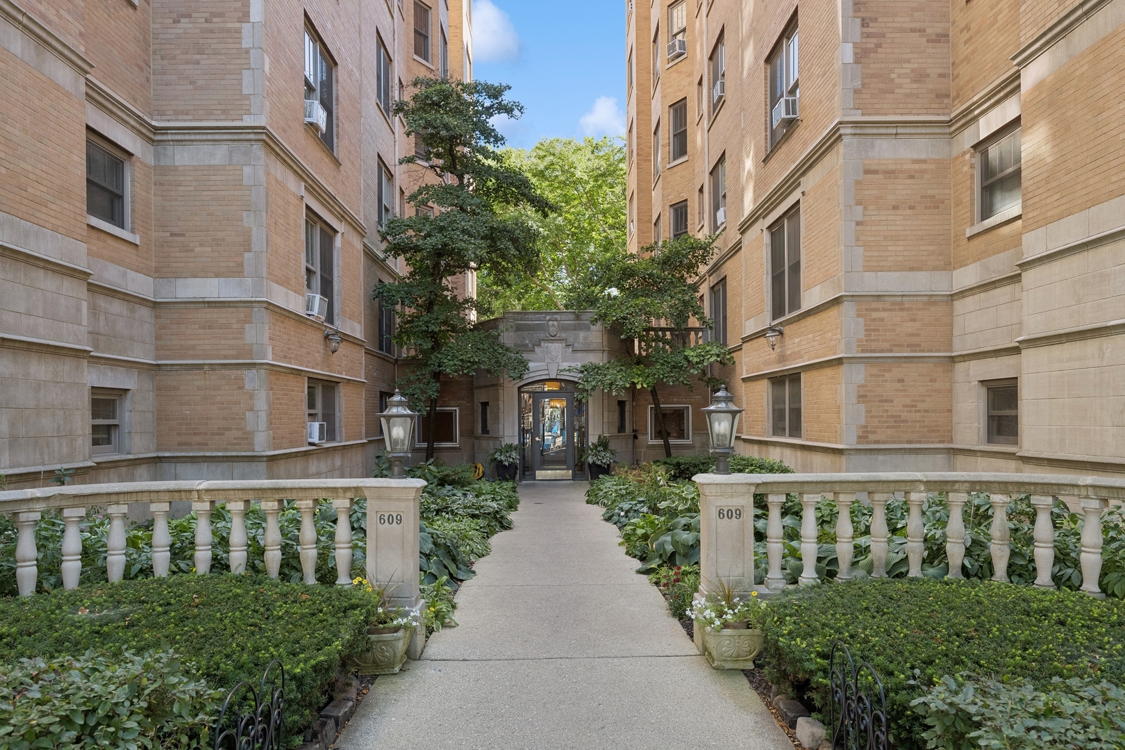 Property Photo: 609 W Stratford Place 6A IL 60657
