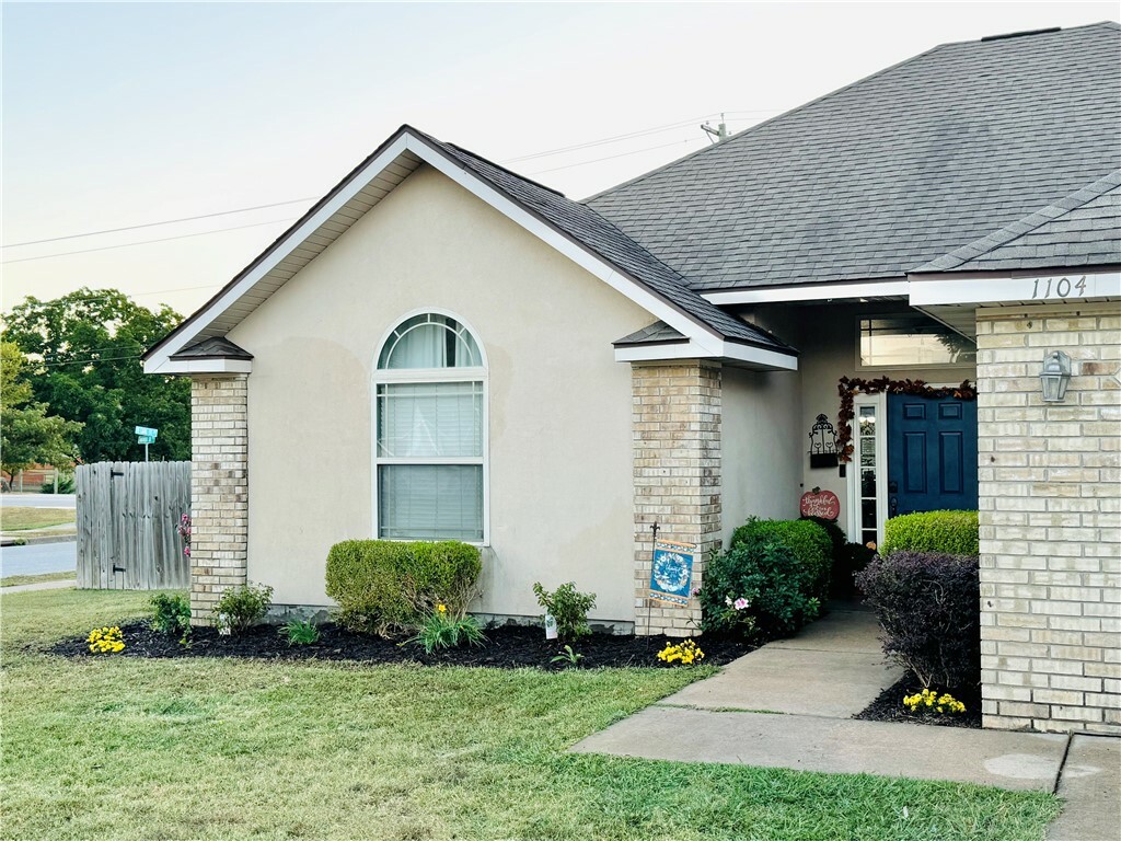 Property Photo:  1104 Lavona Lane  AR 72761 