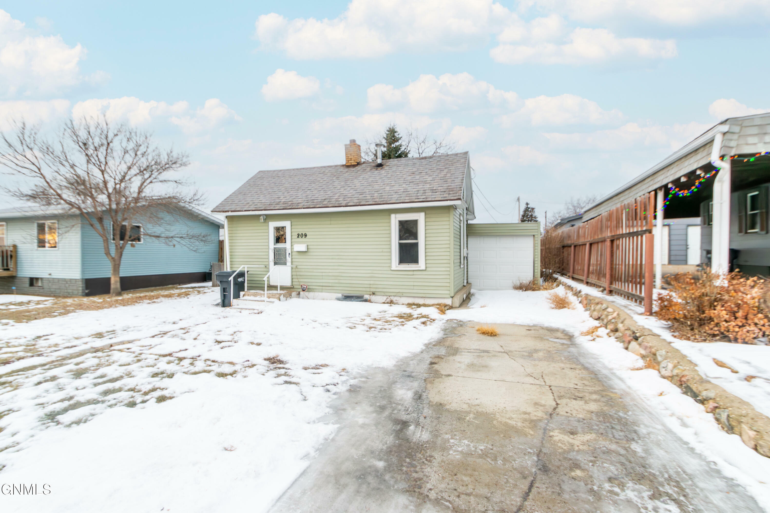 Property Photo:  209 10th Avenue NE  ND 58554 