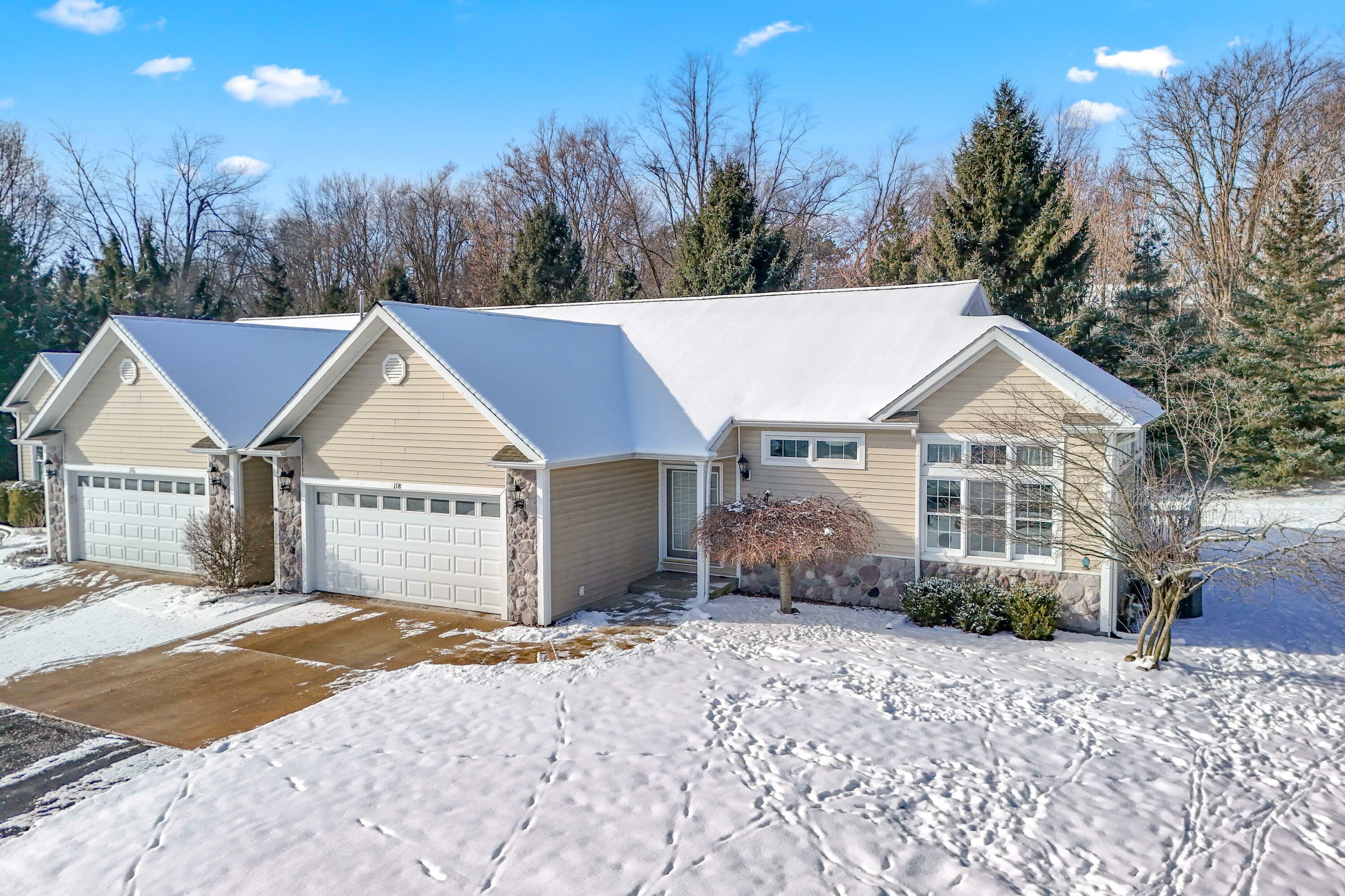 Property Photo:  118 Stony Ridge Court  MI 49242 