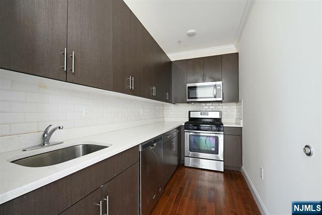 Property Photo:  4401 Bergenline Avenue 4B  NJ 07087 