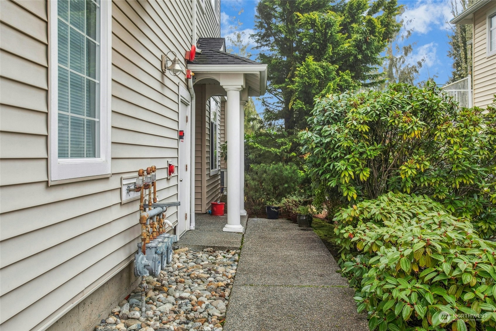 Property Photo:  1855  Trossachs Boulevard SE 102  WA 98075 