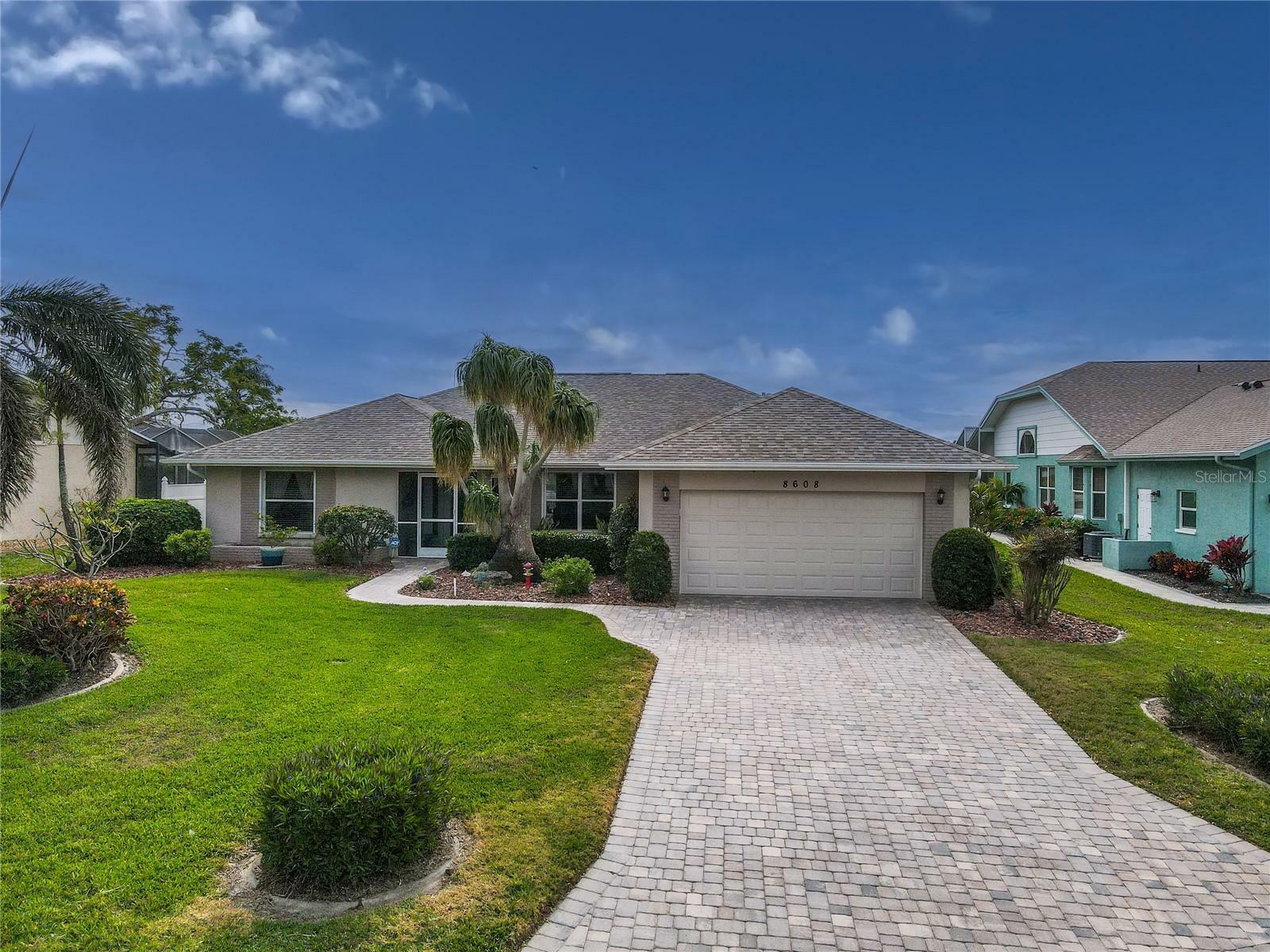 Property Photo: 8608 53rd Avenue W FL 34210
