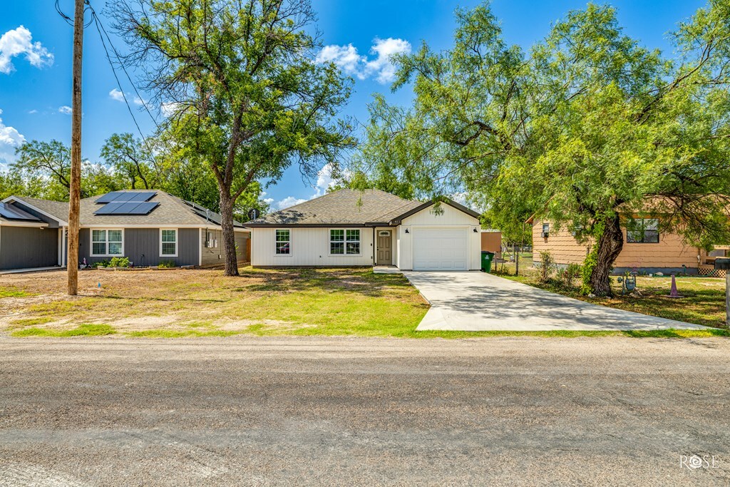 Property Photo:  611 E 25th St  TX 76903 