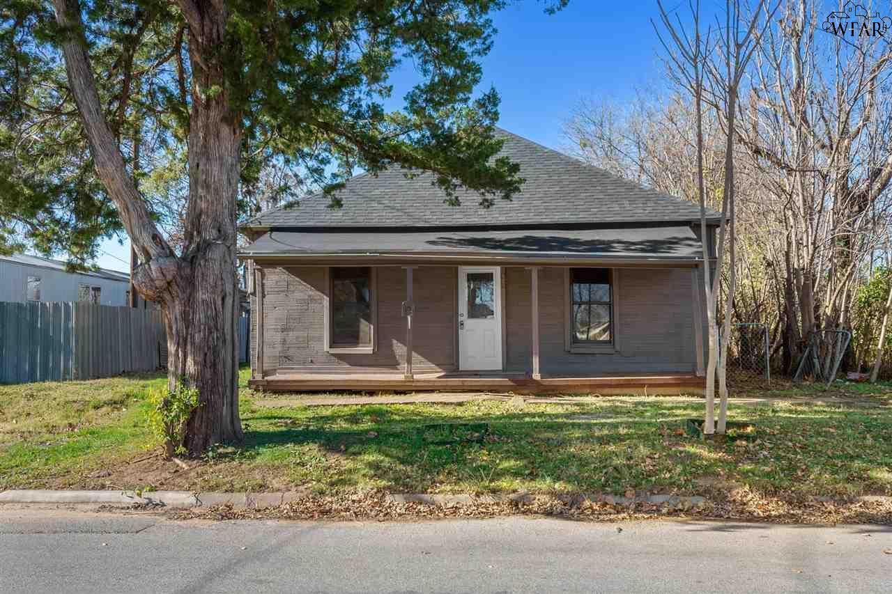 Property Photo:  105 S Avenue B  TX 76354 
