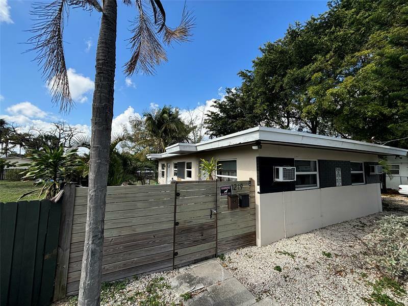 Property Photo: 1219 NE 5th Ter FL 33304