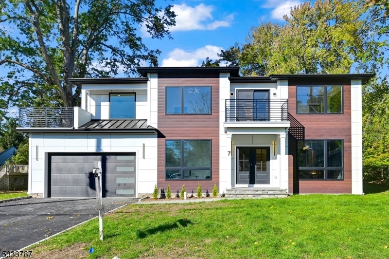 Property Photo: 7 Boulderwood Dr NJ 07039