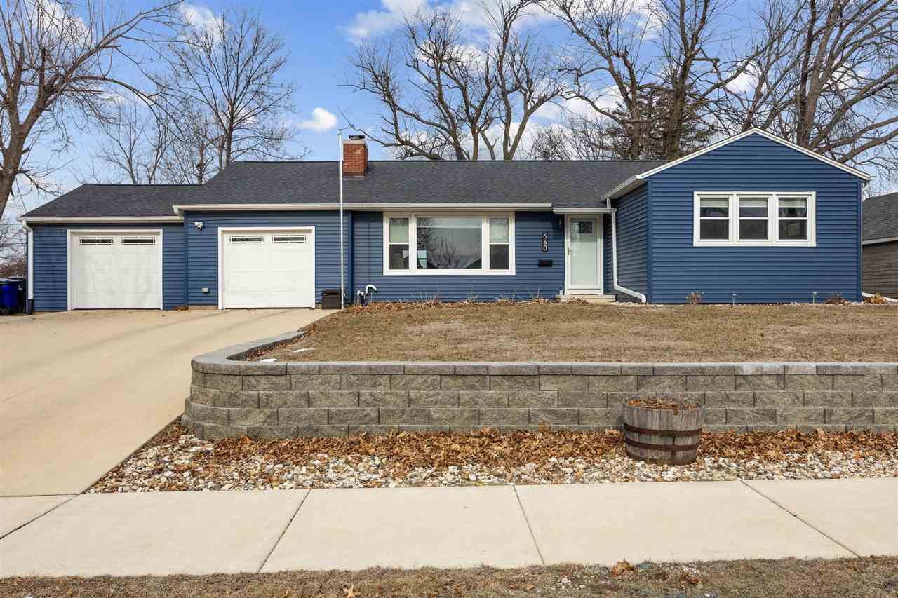 Property Photo:  630 34th St NE  IA 52402 