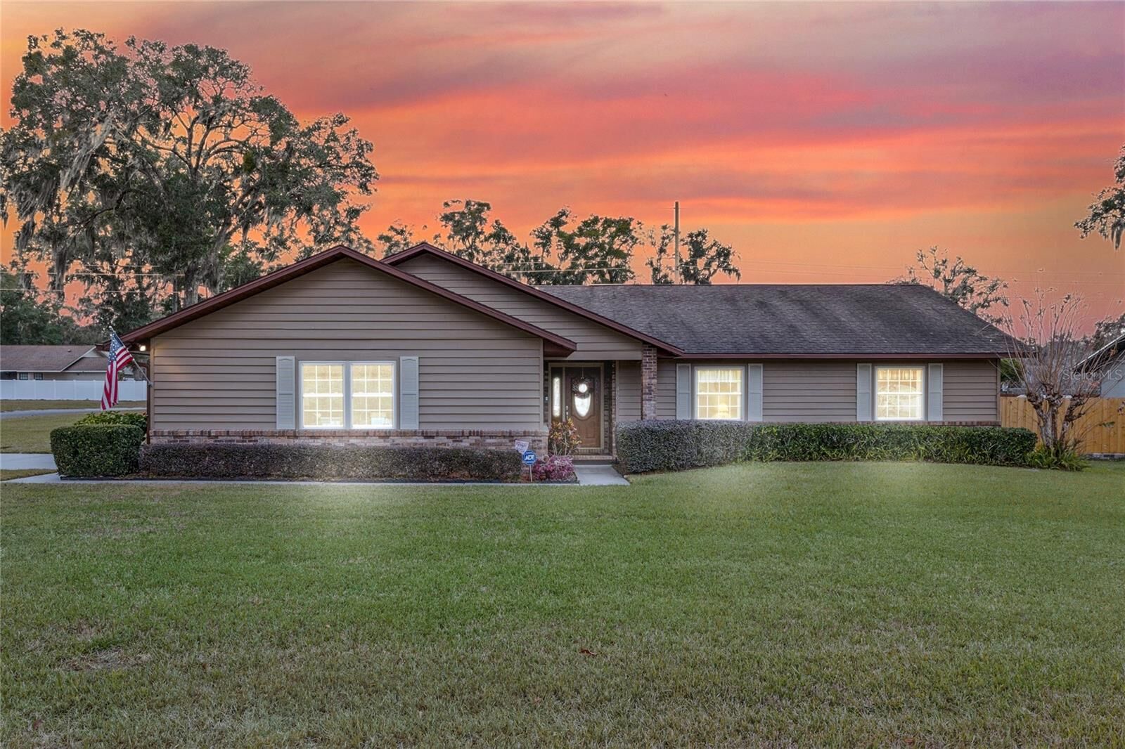 Property Photo: 4960 SE 37th Court FL 34480