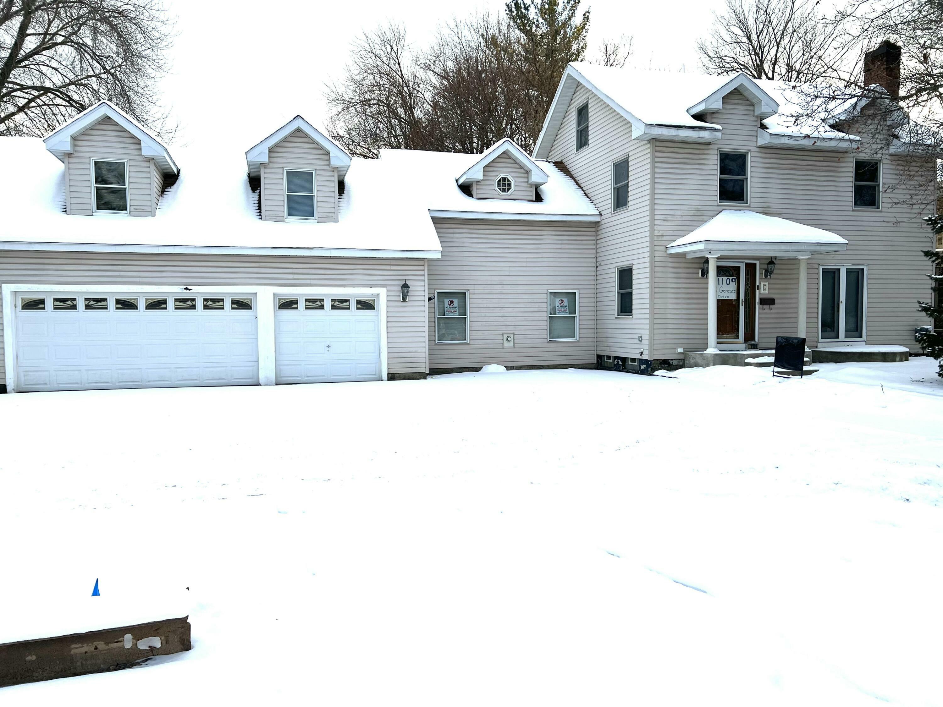 Property Photo:  1109 S Genessee Drive  MI 48915 