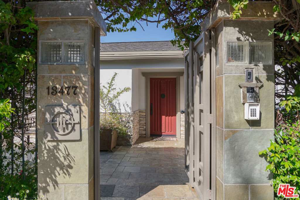 Property Photo:  13477 Contour Drive  CA 91423 
