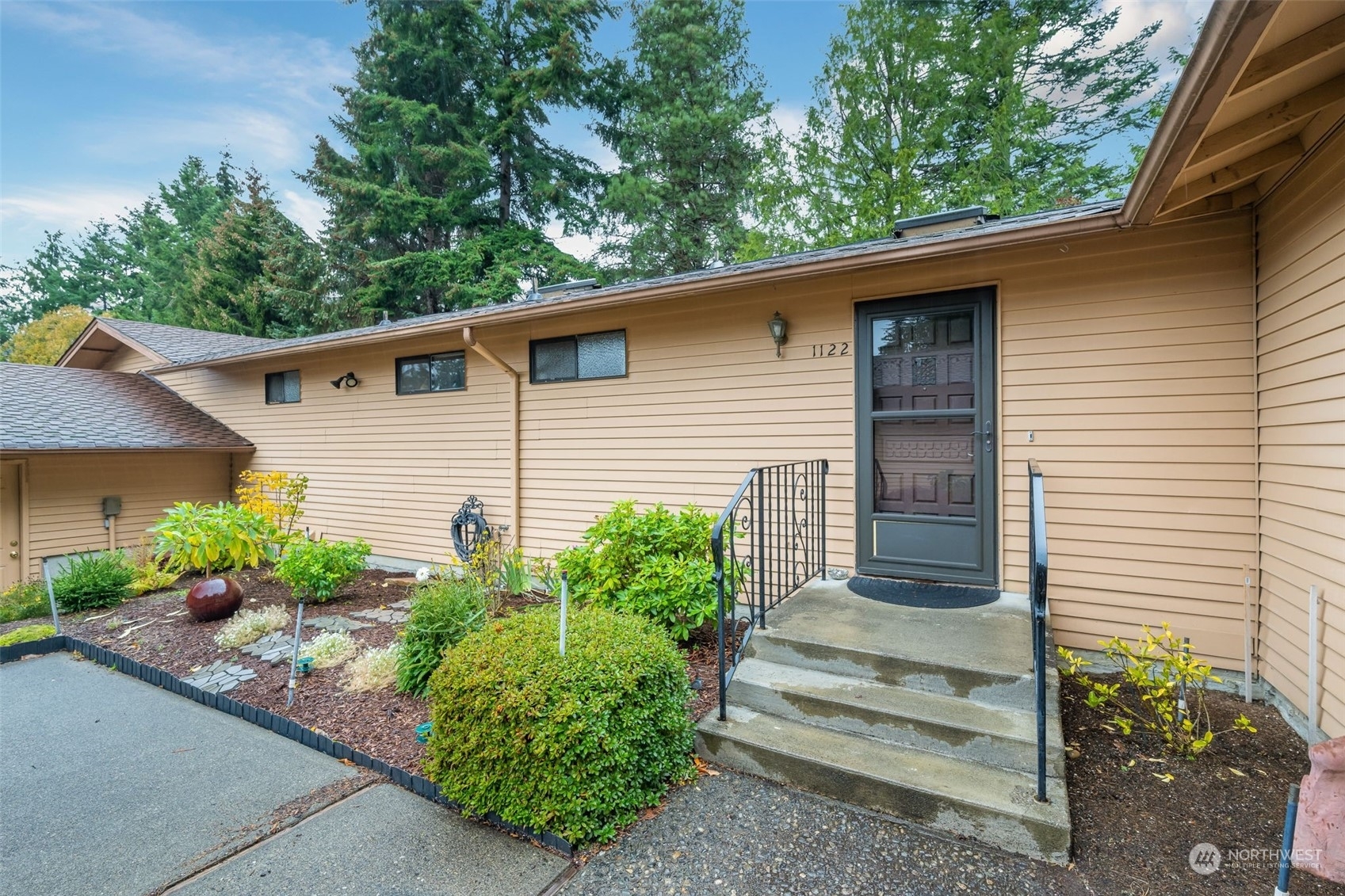 Property Photo:  1122 S 249th Place  WA 98198 