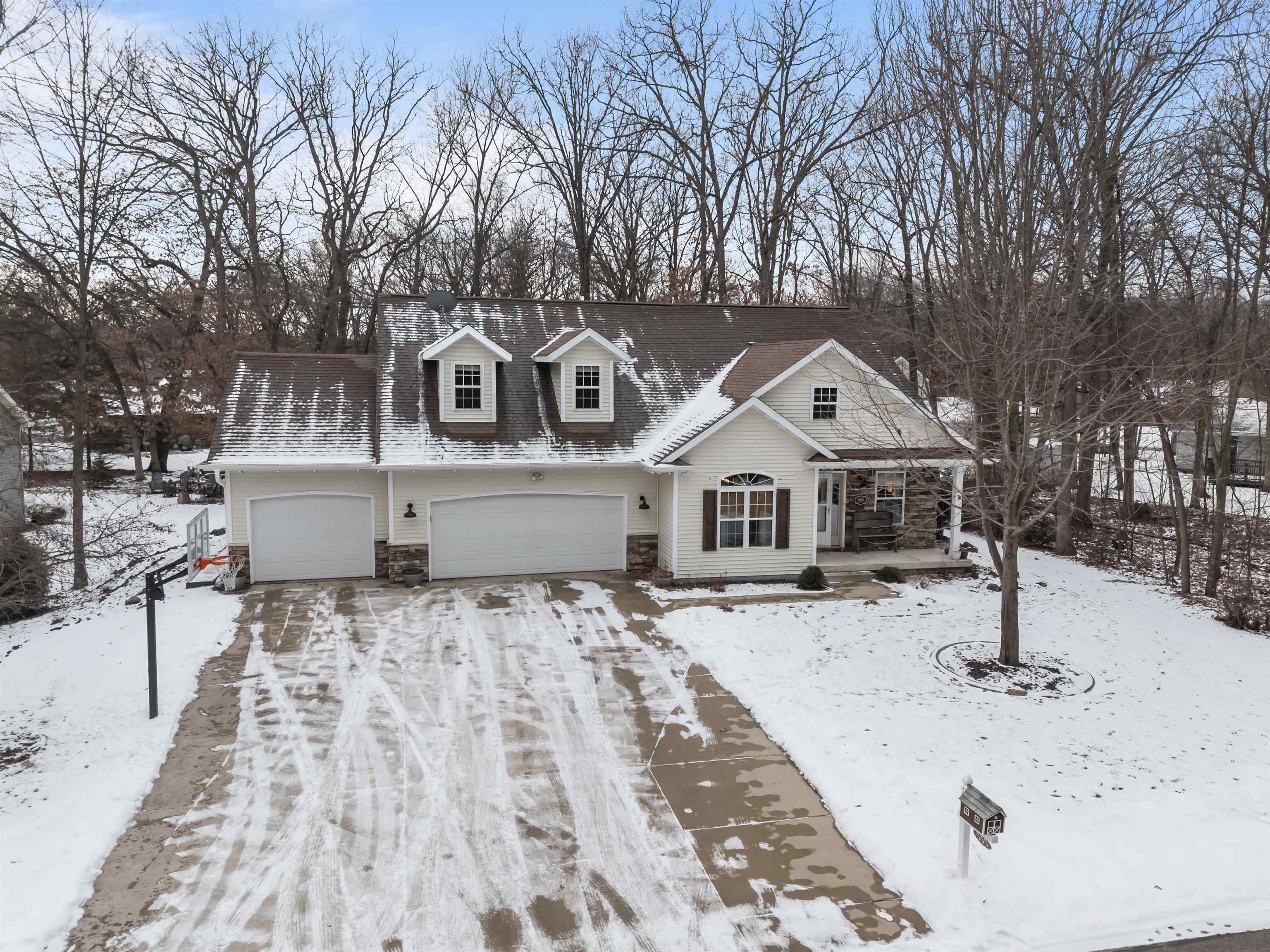 Property Photo:  555 Woodland Circle  WI 54981 