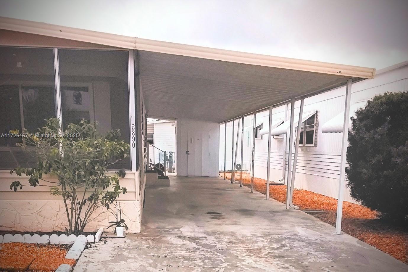 Property Photo: 2890 W Marina Dr FL 33312